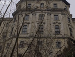 Průčelí kláštera