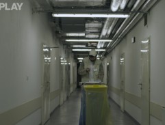 Zřízenec Rősner na chodbě