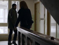 Před bytem Sáry Vernerové