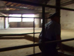 v opustenej továrni