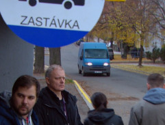 Dodávka u zastávky