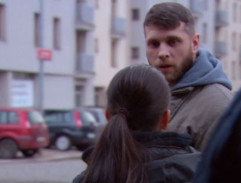 na autobusovej zastávke