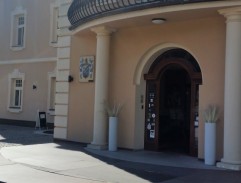 Igor Mende před hotelem