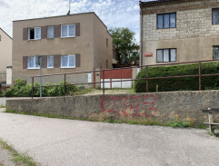 na autobusovej zastávke
