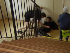 Ošetřování pobodané Karin