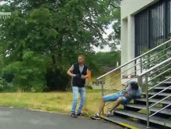 Postřelený před poštou