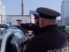 Policie před pumpou