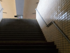 Schody k nástupišti