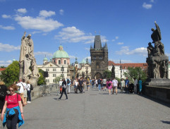 Albert s přítelem na Karlově mostě