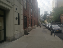 Před domem Sue a Dundeeho