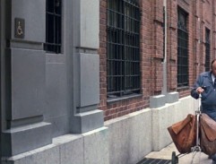 Před domem Sue a Dundeeho