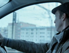 Celník Barták v autě