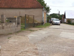 Pred domom učiteľky Konopnej