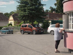 pred novinovým stánkom