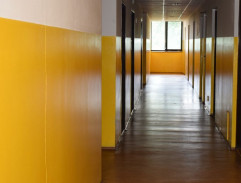 S01E08 Letná škola