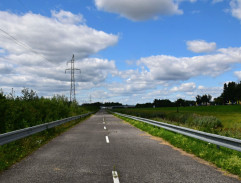 Klaudia číta pracovnú zmluvu