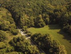 Šibnutý Jano rozpráva vtipy za volantom