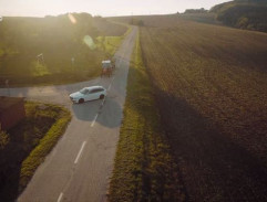 Lillyn otec predbieha traktor