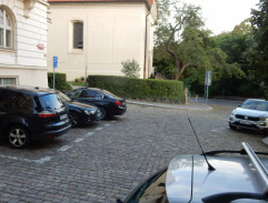 Náměstíčko před knihovnou