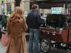 pri vozíku s kávou