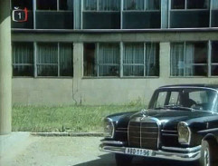 Před budovou policie