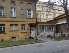 Na dvoře v nemocnici IV