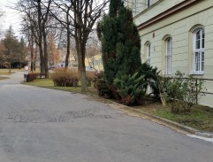 Před budovou Psychiatrické léčebny