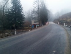 Průjezd policejního vozu - za mostem