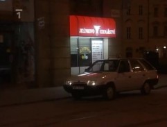 Čekající vozidlo s komplicem