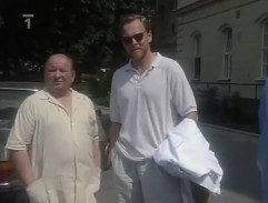 Před budovou Psychiatrické léčebny