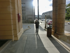 pred východom zo sály