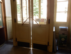 pri vrátnici Neurologického inštitútu