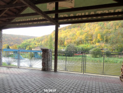 Porada v restauraci u řeky