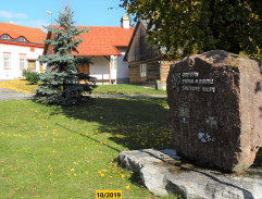 Památník na návsi
