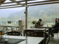 Porada v restauraci u řeky