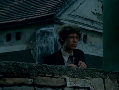 Matěj nahlíží přes zídku