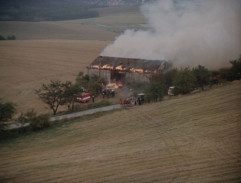 Další hasiči přijíždějí