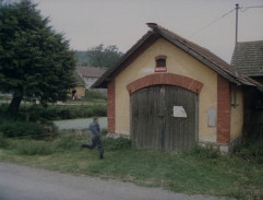 Požárník běží ke zbrojnici