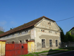 Matěj nahlíží přes zídku