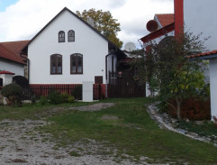 Matěj prochází branou