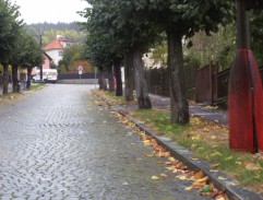 Před domem Prokešových