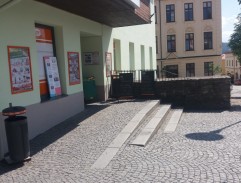 Karel před obchodem