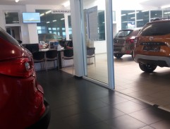 V prodejně aut
