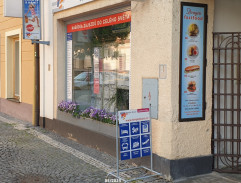 Před cestovní kanceláří