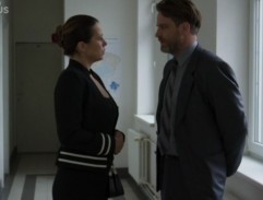 Před výslechovou místností