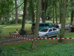 Mrtvá žena v parku