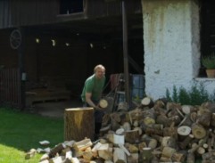 Provazník seká dříví