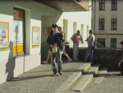 Karel před obchodem