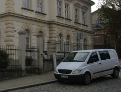 Před vilou Valentových