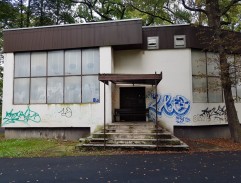 barmanka maže před barem tabuli